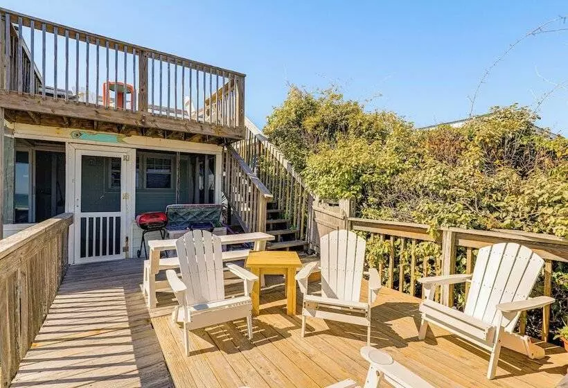 Oceanfront Gem W/ Rooftop Deck: Steps To Sand