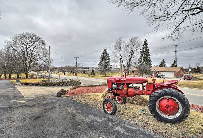 Pet Friendly Bartlett Farmhouse W/ Deck!