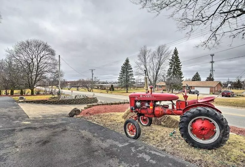 Pet Friendly Bartlett Farmhouse W/ Deck!
