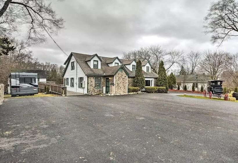 Pet Friendly Bartlett Farmhouse W/ Deck!