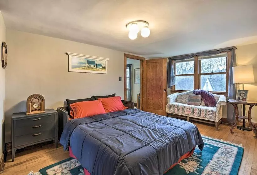 Pet Friendly Bartlett Farmhouse W/ Deck!