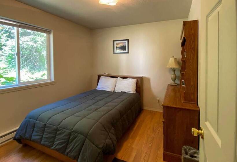 Private 2 Acre Retreat W/ Mtn Views, Walk To River