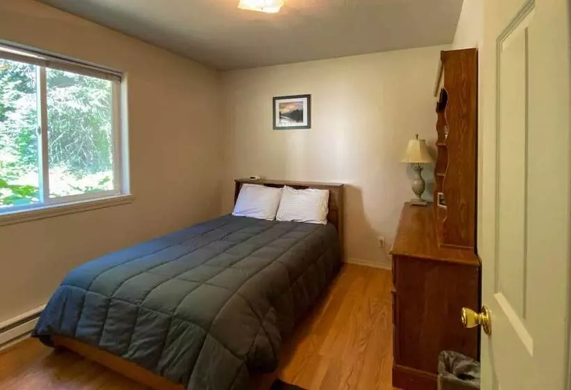 Private 2 Acre Retreat W/ Mtn Views, Walk To River