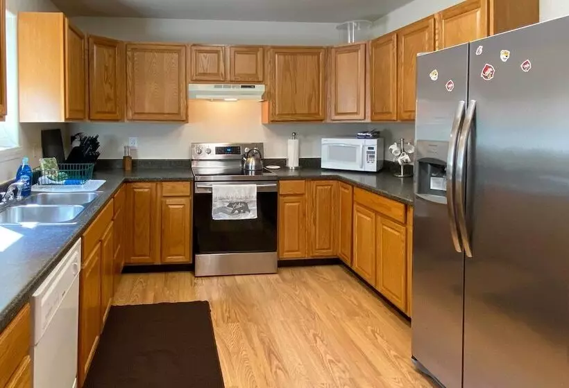 Private 2 Acre Retreat W/ Mtn Views, Walk To River