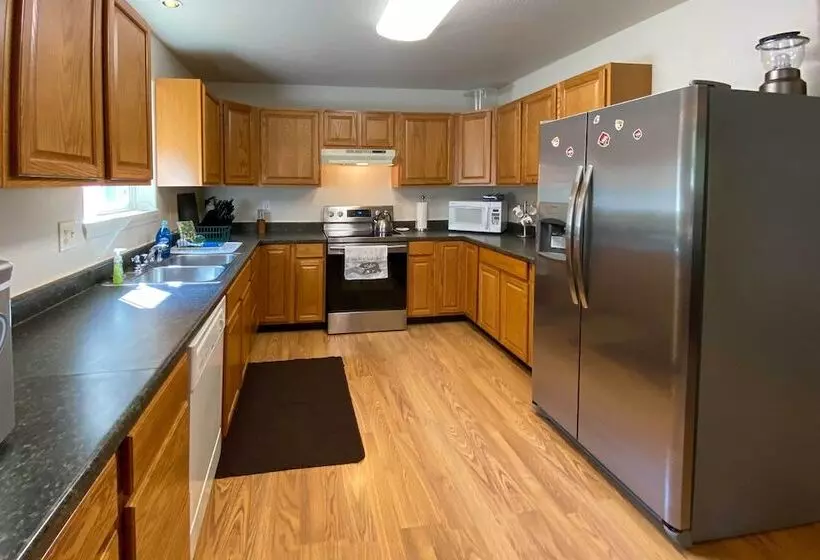 Private 2 Acre Retreat W/ Mtn Views, Walk To River