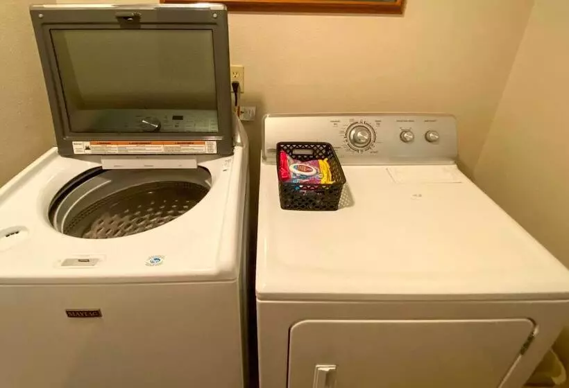 Private 2 Acre Retreat W/ Mtn Views, Walk To River