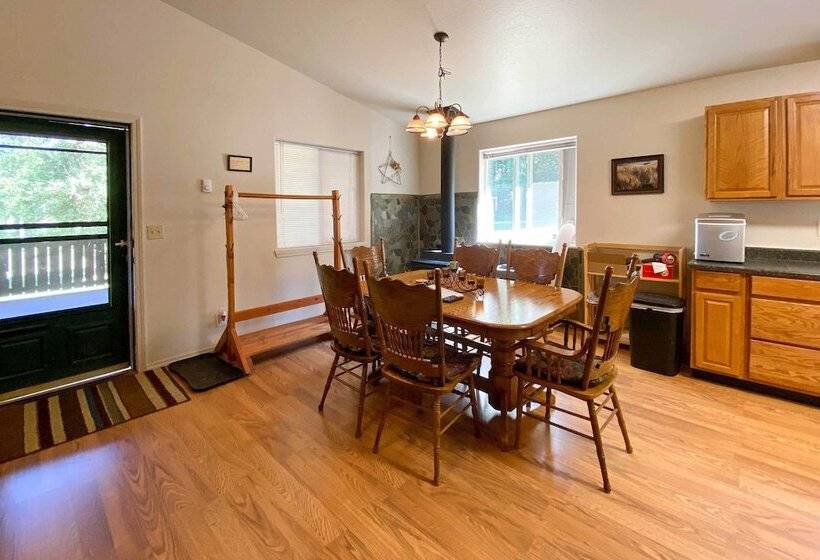 Private 2 Acre Retreat W/ Mtn Views, Walk To River