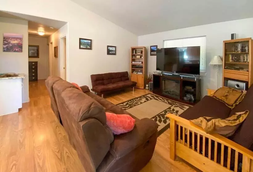 Private 2 Acre Retreat W/ Mtn Views, Walk To River