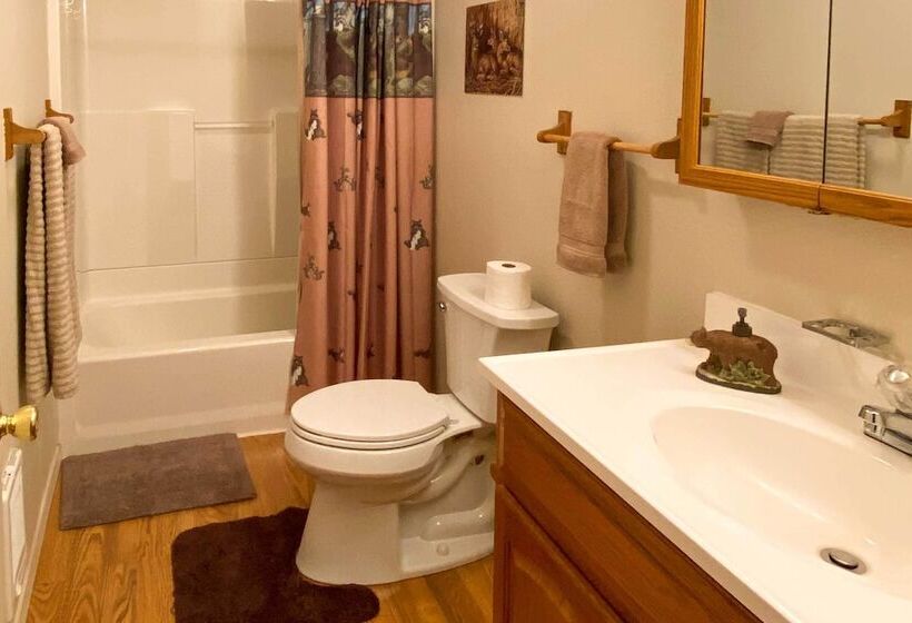 Private 2 Acre Retreat W/ Mtn Views, Walk To River