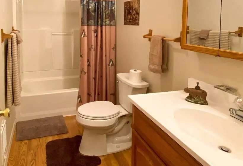 Private 2 Acre Retreat W/ Mtn Views, Walk To River