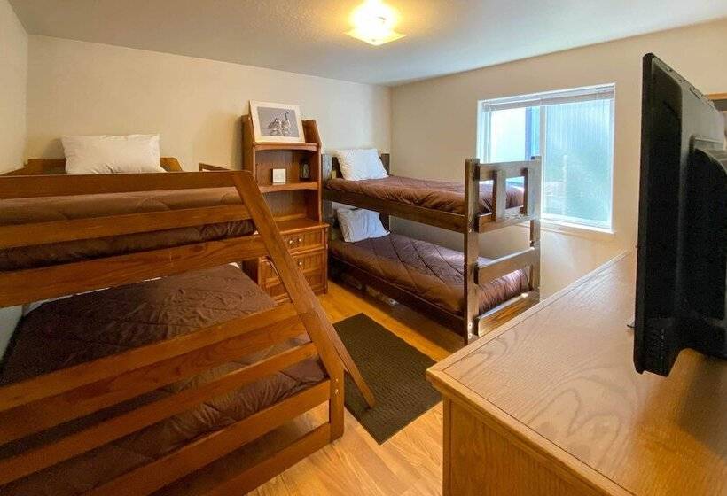 Private 2 Acre Retreat W/ Mtn Views, Walk To River