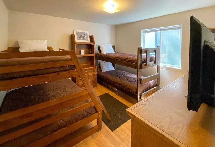 Private 2 Acre Retreat W/ Mtn Views, Walk To River