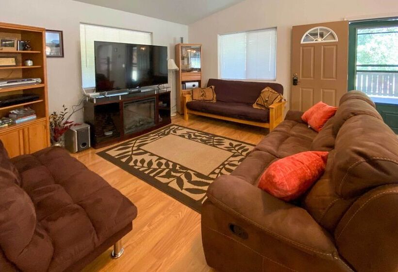 Private 2 Acre Retreat W/ Mtn Views, Walk To River