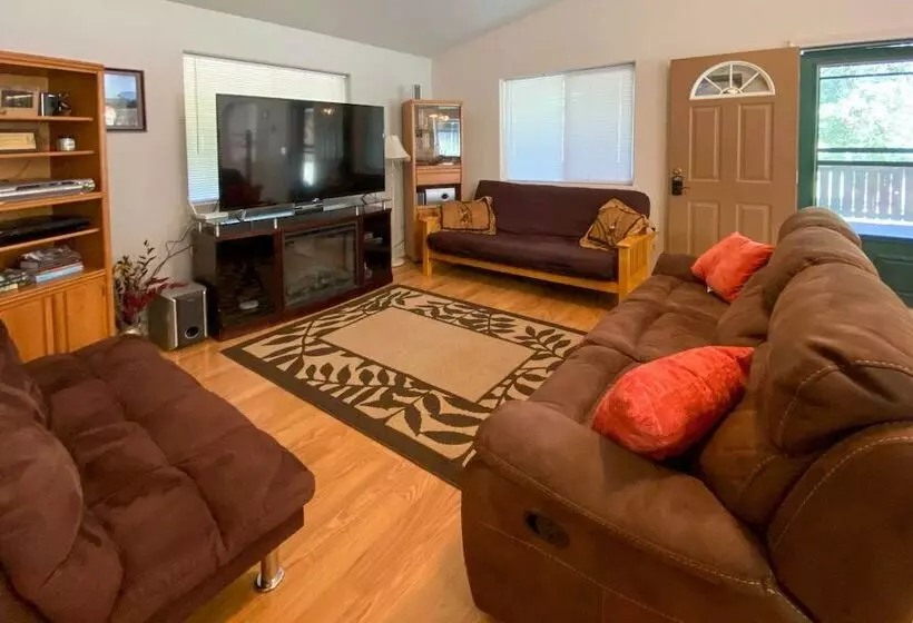 Private 2 Acre Retreat W/ Mtn Views, Walk To River