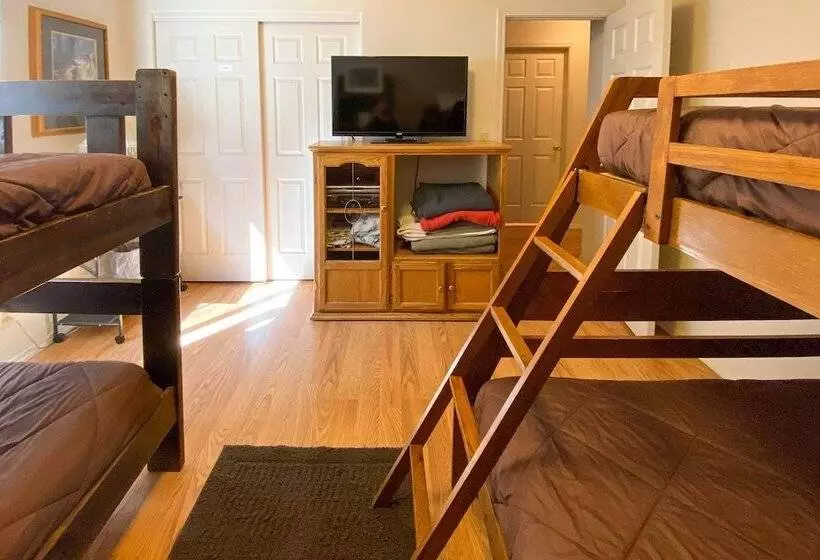 Private 2 Acre Retreat W/ Mtn Views, Walk To River