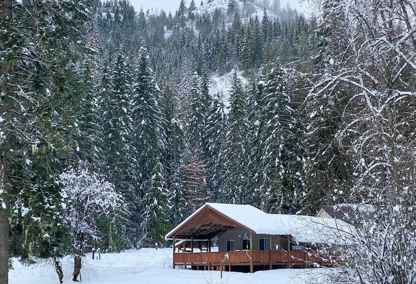 Private 2 Acre Retreat W/ Mtn Views, Walk To River