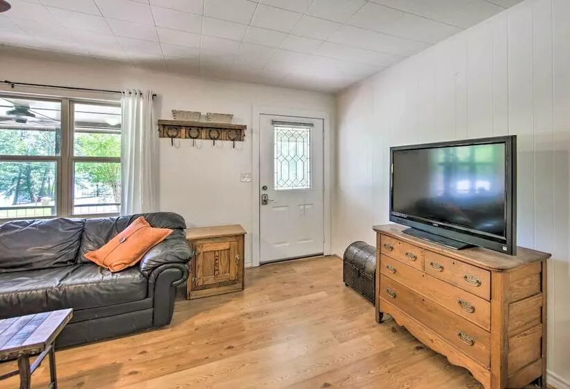 Quiet Home On Lake Hawkins W/ Kayaks + Dock!