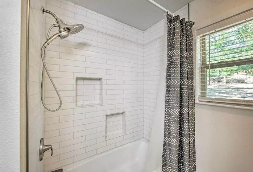 Quiet Home On Lake Hawkins W/ Kayaks + Dock!