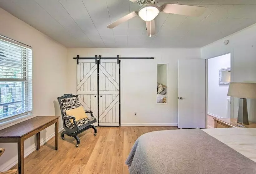 Quiet Home On Lake Hawkins W/ Kayaks + Dock!