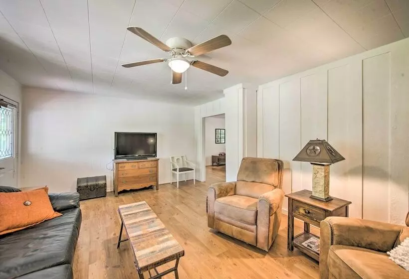 Quiet Home On Lake Hawkins W/ Kayaks + Dock!