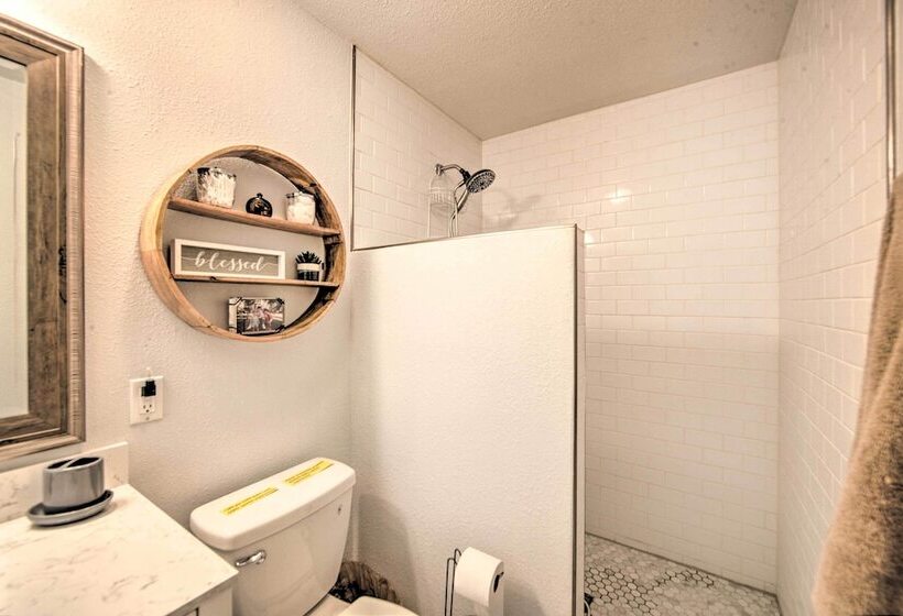 Quiet Home On Lake Hawkins W/ Kayaks + Dock!