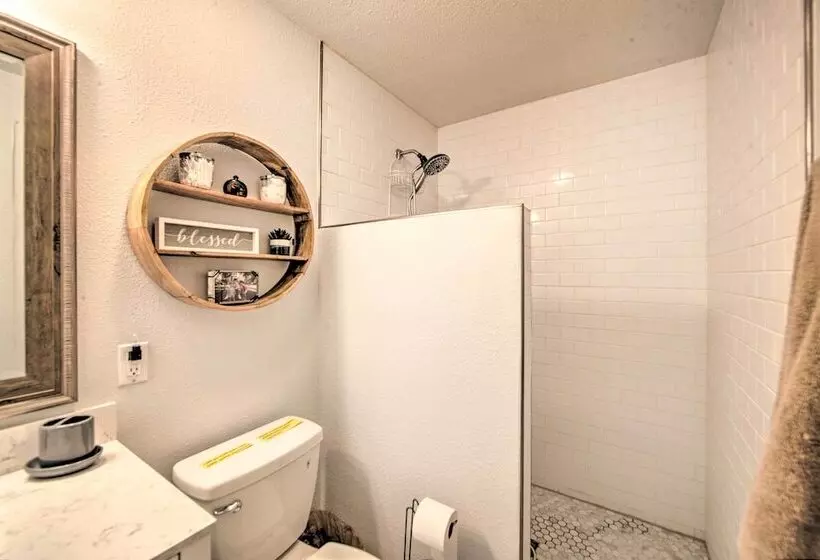 Quiet Home On Lake Hawkins W/ Kayaks + Dock!