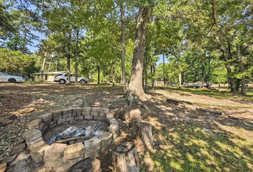 Quiet Home On Lake Hawkins W/ Kayaks + Dock!