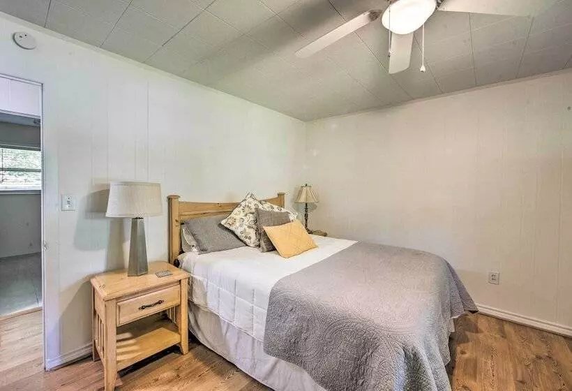 Quiet Home On Lake Hawkins W/ Kayaks + Dock!