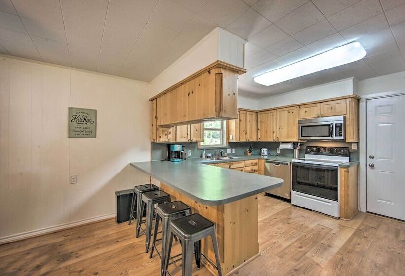 Quiet Home On Lake Hawkins W/ Kayaks + Dock!