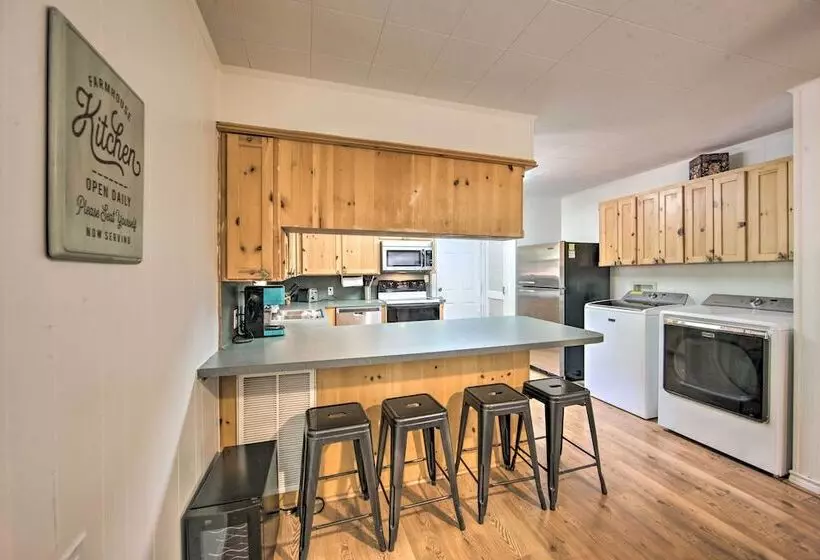 Quiet Home On Lake Hawkins W/ Kayaks + Dock!