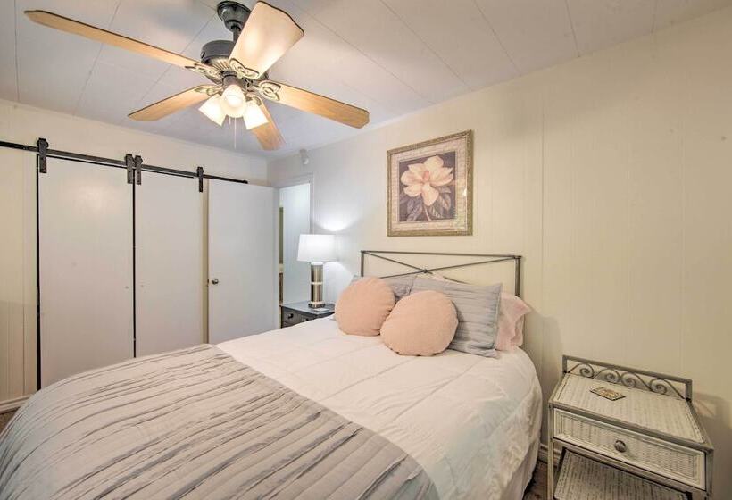 Quiet Home On Lake Hawkins W/ Kayaks + Dock!