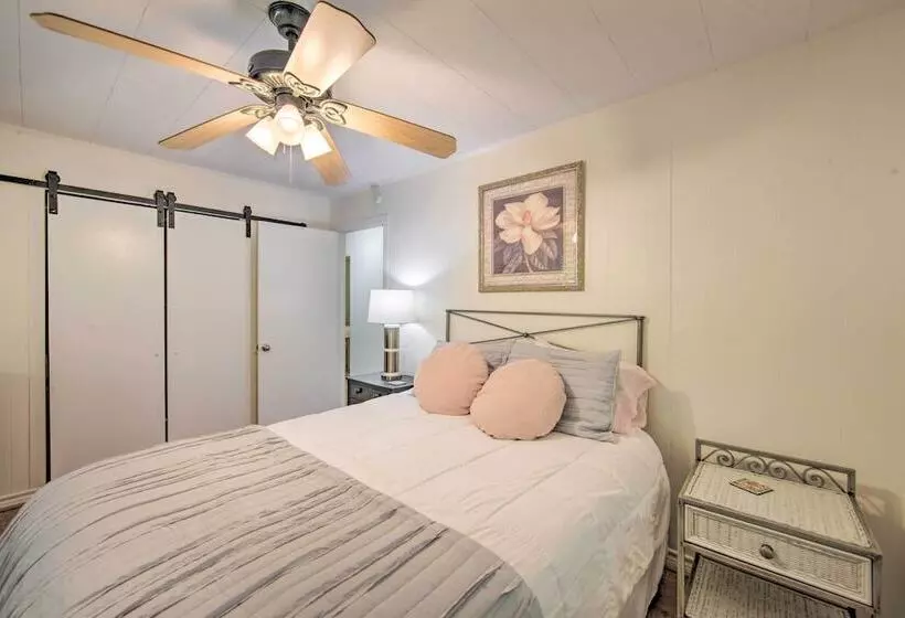 Quiet Home On Lake Hawkins W/ Kayaks + Dock!