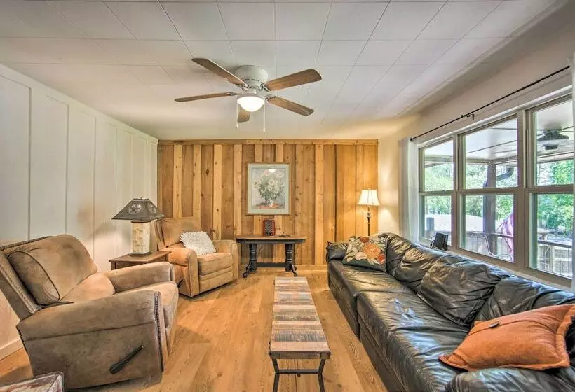 Quiet Home On Lake Hawkins W/ Kayaks + Dock!