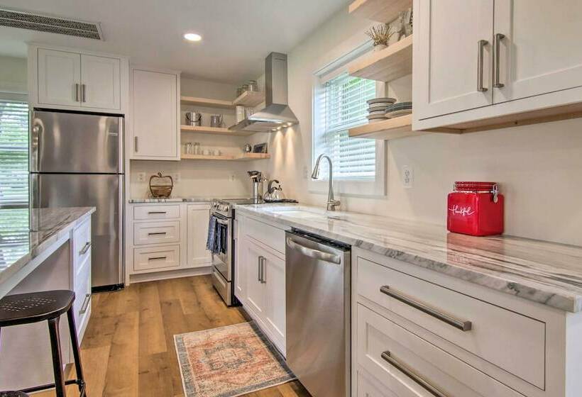 Renovated Cambridge Retreat W/ Patio & Grill!