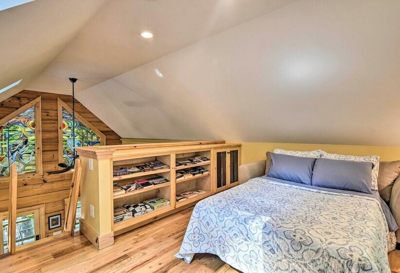 Romantic Asheville Area Cabin W/ Deck & Hot Tub!