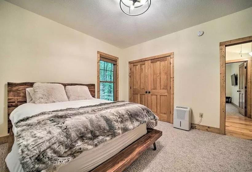 Secluded Sapphire Chalet W/ Game Room + Decks