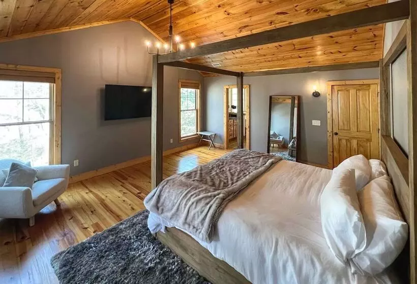 Secluded Sapphire Chalet W/ Game Room + Decks