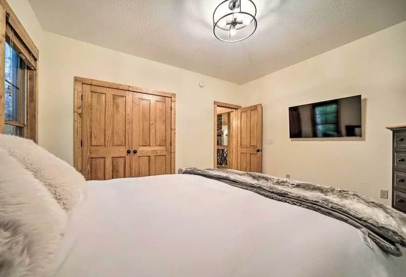 Secluded Sapphire Chalet W/ Game Room + Decks