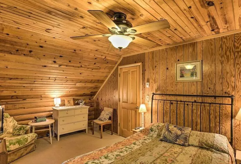 Serene Brevard Cabin ~ 7 Miles To State Forest!