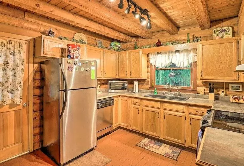 Serene Brevard Cabin ~ 7 Miles To State Forest!