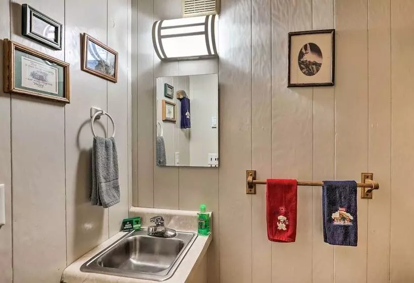 Serene Brevard Cabin ~ 7 Miles To State Forest!