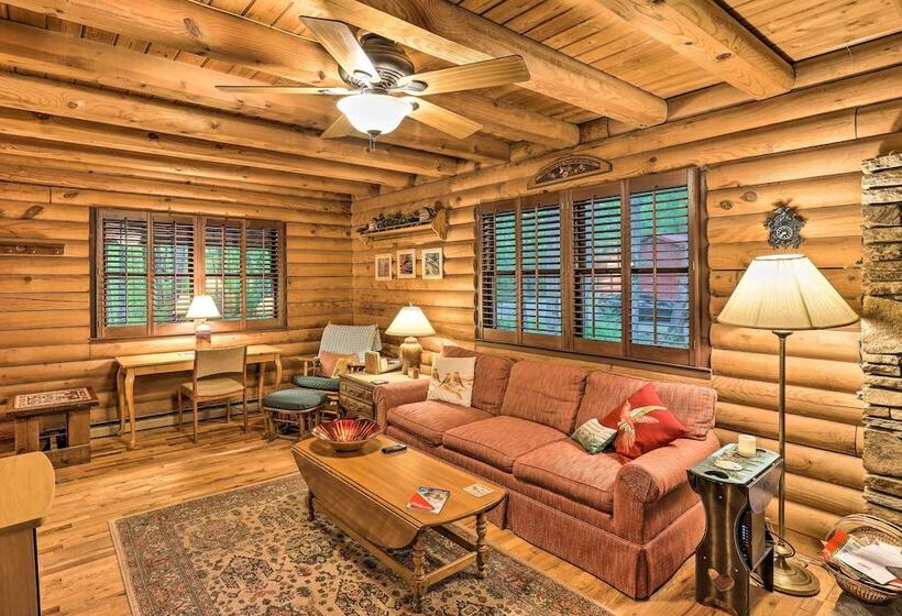 Serene Brevard Cabin ~ 7 Miles To State Forest!