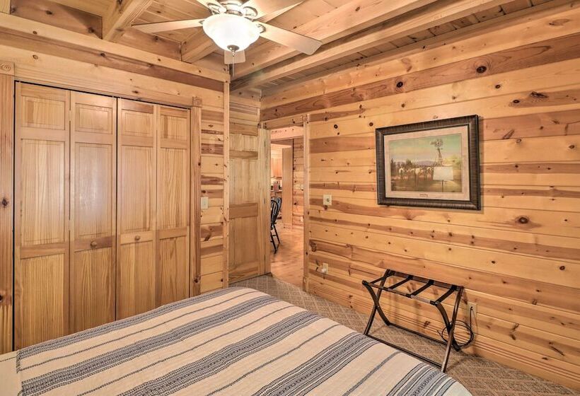 Serenity Woods  Cabin W/ Hot Tub & Fire Pit