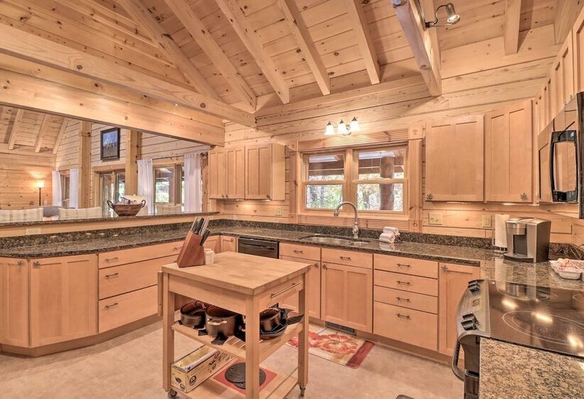 Serenity Woods  Cabin W/ Hot Tub & Fire Pit