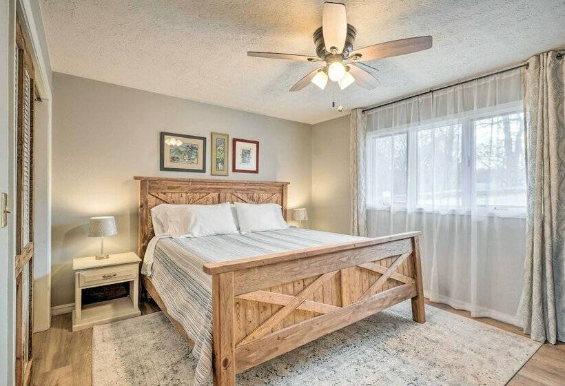 Spacious Missouri Escape W/ Private Dock