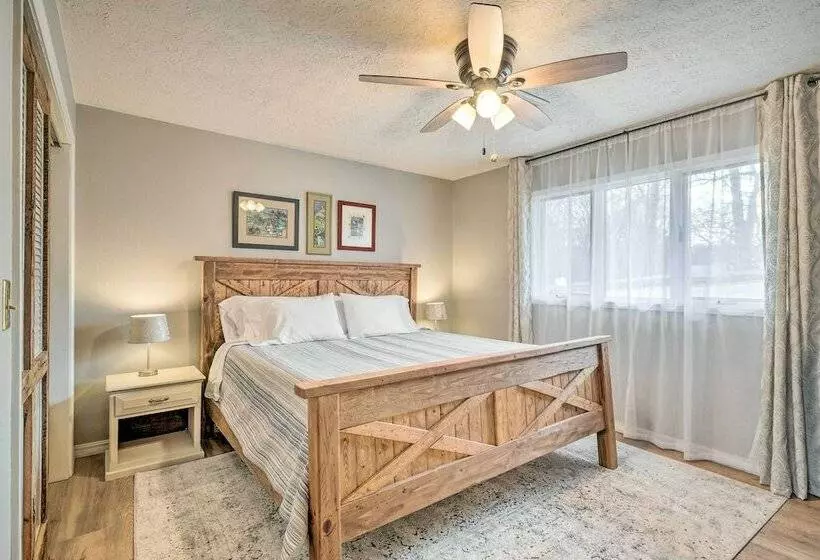 Spacious Missouri Escape W/ Private Dock
