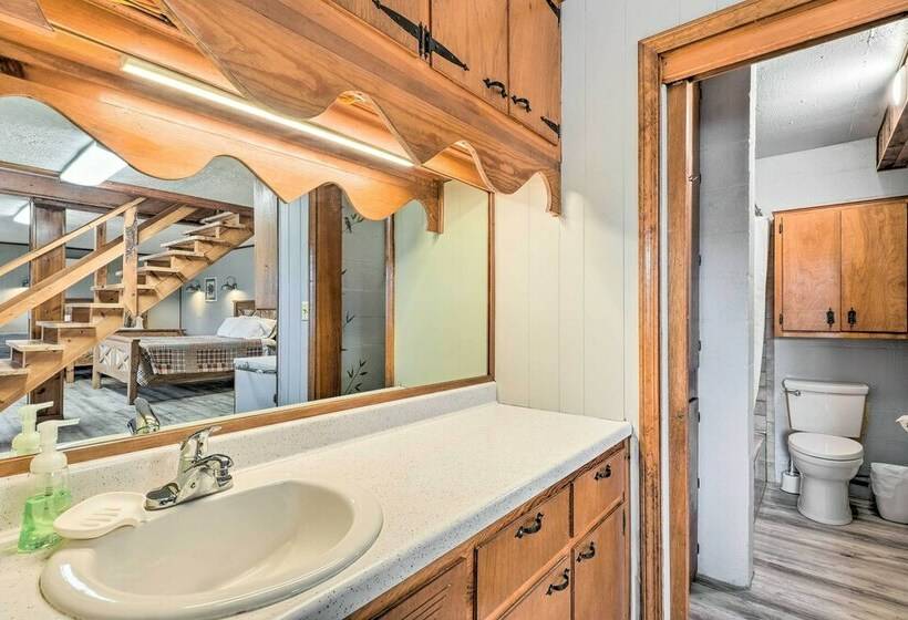 Spacious Missouri Escape W/ Private Dock