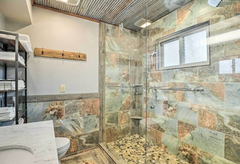 Spacious Missouri Escape W/ Private Dock