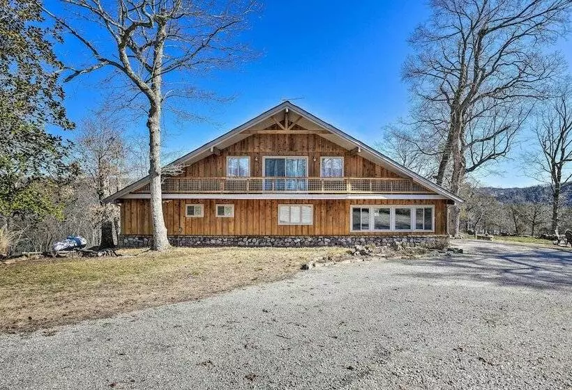 Spacious Missouri Escape W/ Private Dock