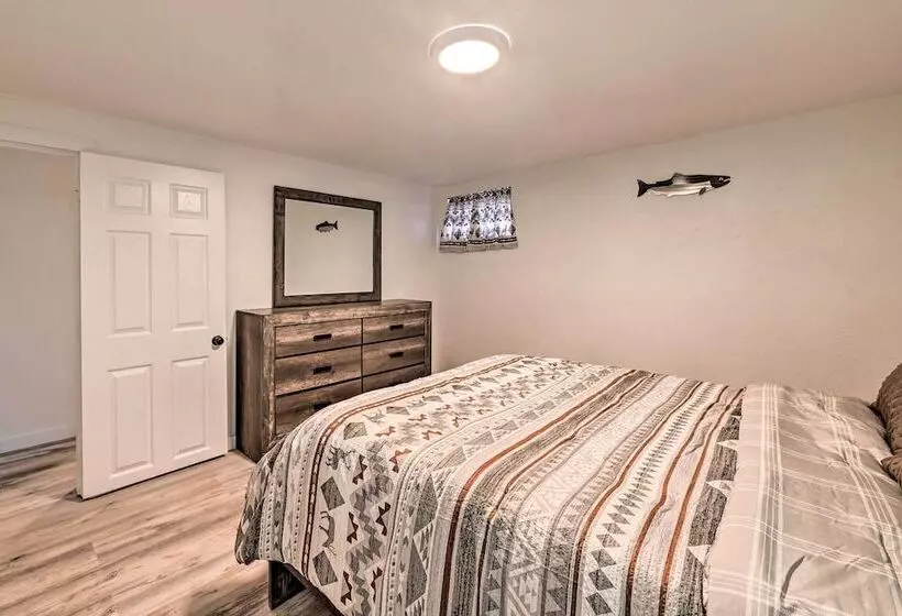 Soldotna Home Near Kenai River & Wildlife Refuge!